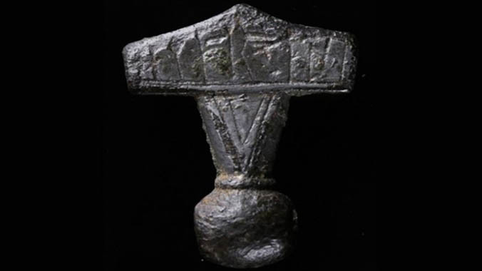 Lá bùa mang hình chiếc búa của thần Thor, vị thần sấm chớp bảo vệ loài người.