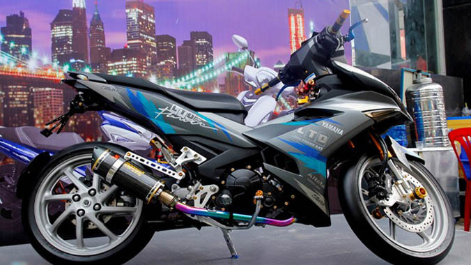  Toàn thân xe được phủ lớp sơn xám mờ tương tự Lamborghini SV, bên cạnh một số phụ kiện hàng hiệu như bình dầu lớn Ohlins, gắp đơn...