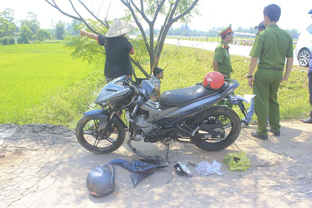 Chiếc xe máy bị hư hỏng nặng, gãy gập phần tay lái.