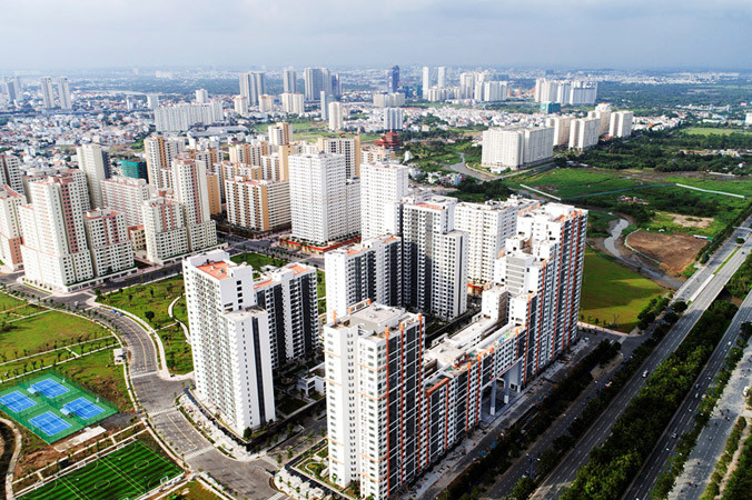 Đang có tình trạng dòng vốn đổ dồn vào đầu cơ bất động sản nên việc đề xuất đánh thuế với nhà ở giá trị trên 700 triệu đồng được nhiều chuyên gia kinh tế đồng tình. Ảnh: Lê Quân.