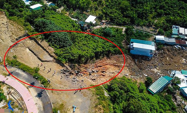 "Bom nước" từ dự án Hoàng Phú Nha Trang vùi chết 4 người và khiến nhiều căn nhà bị đổ sập.