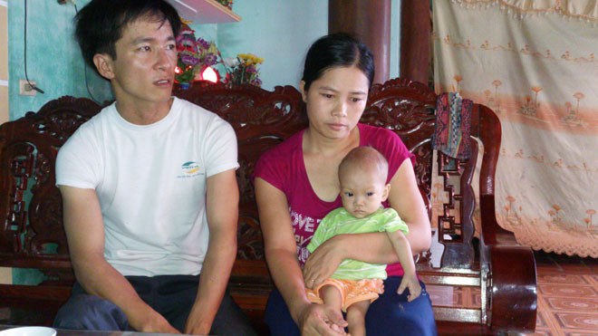 Vợ chồng Thắm Tuấn và cháu Khánh An. Ảnh: Tuấn Nguyễn.