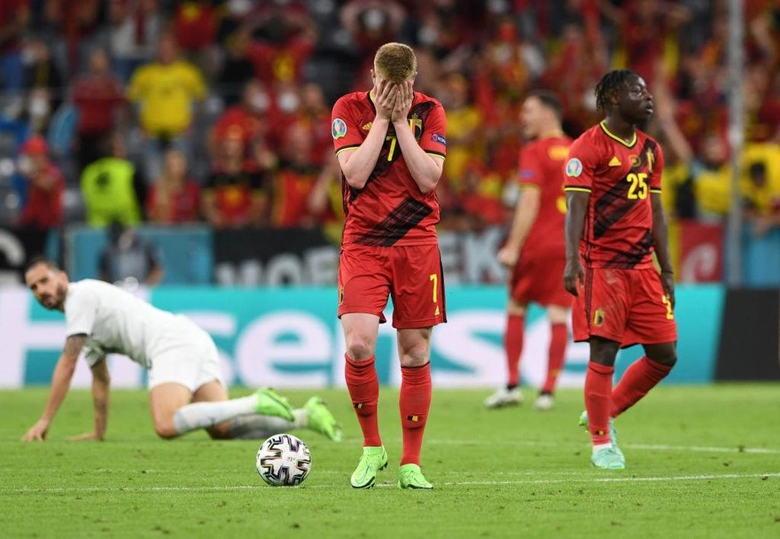 CHÙM ẢNH: De Bruyne ngẩn ngơ nhìn Italia vào bán kết