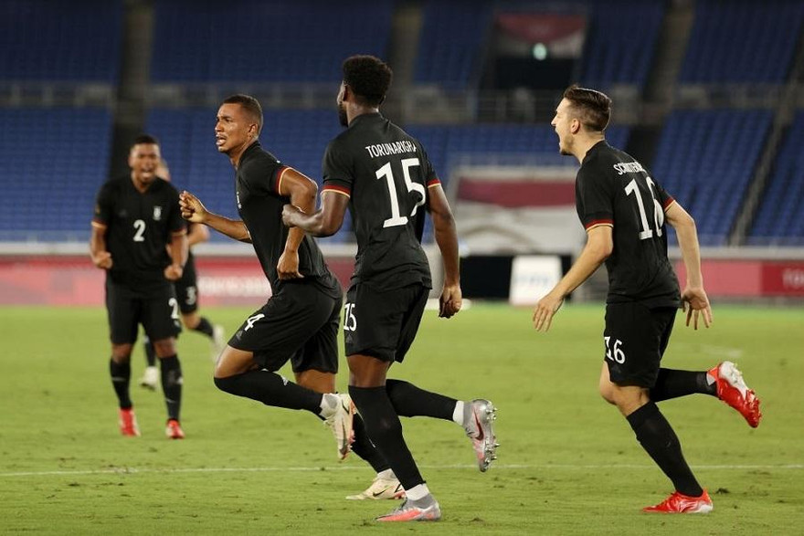 Olympic Đức giành 3 điểm sau màn rượt đuổi kịch tính với đối thủ Tây Á 