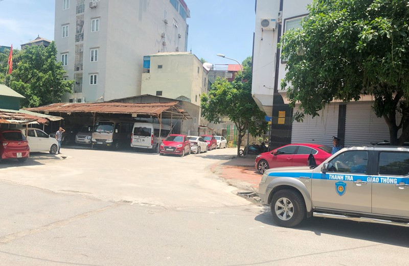 Liên ngành kiểm tra bãi xe Hà Cầu. Ảnh: T.Đảng