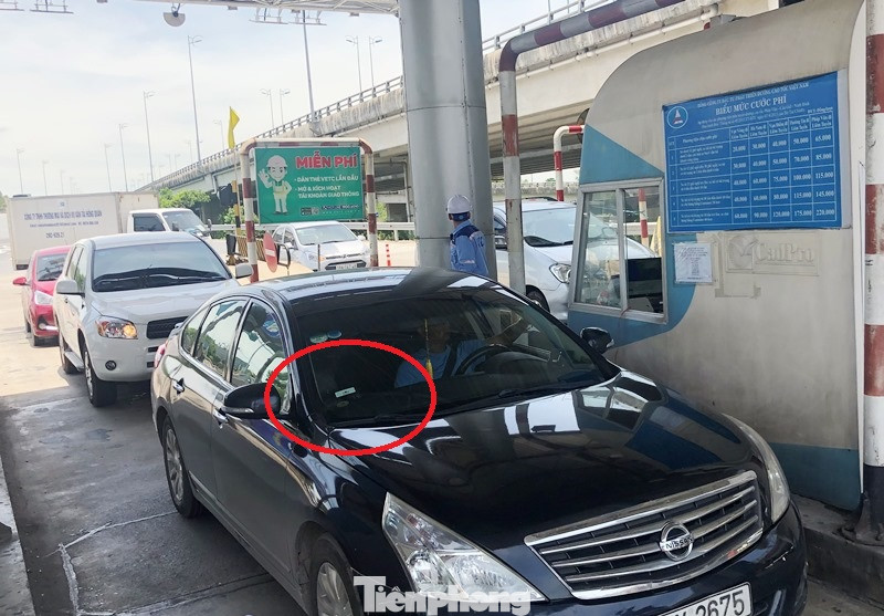 Xe có dán thẻ nhưng sáng 8/7 đi vào làn thu phí ETC tài khoản không có tiền.