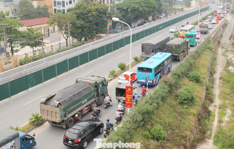 Ùn tắc kéo dài trong ngày đầu 'đóng' cầu Thăng Long