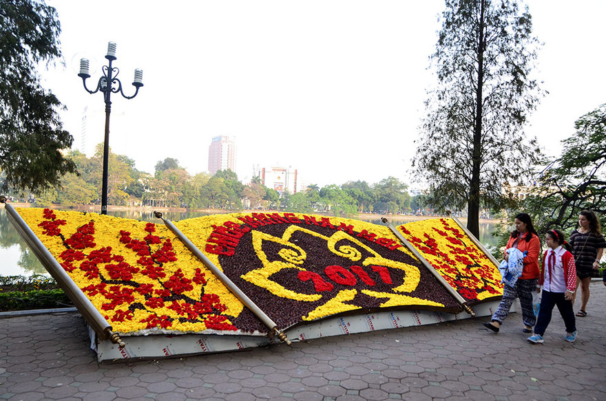 Ghi nhận của phóng viên, tại các tuyến phố như Tràng Tiền, Điện Biên Phủ, Giải Phóng, khu vực hồ Hoàn Kiếm.., được trang hoàng rực rỡ chuẩn bị đón năm mới.