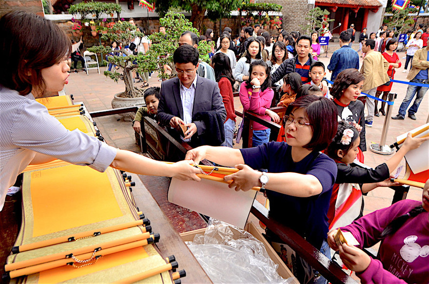 Ngày đầu năm mới, nhiều người dân xếp hàng lần lượt để xin chữ trong những ngày đầu năm mới tại Văn Miếu - Quốc Tử Giám (Hà Nội).