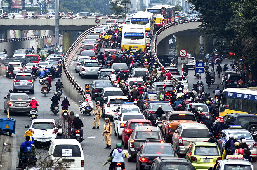 Ngày 28 Tết (25/1), tại một số cửa ngõ ra vào Thủ đô, các khu vực chợ hoa,... lượng người và phương tiện tăng cao khiến giao thông bị ùn ứ kèo dài.