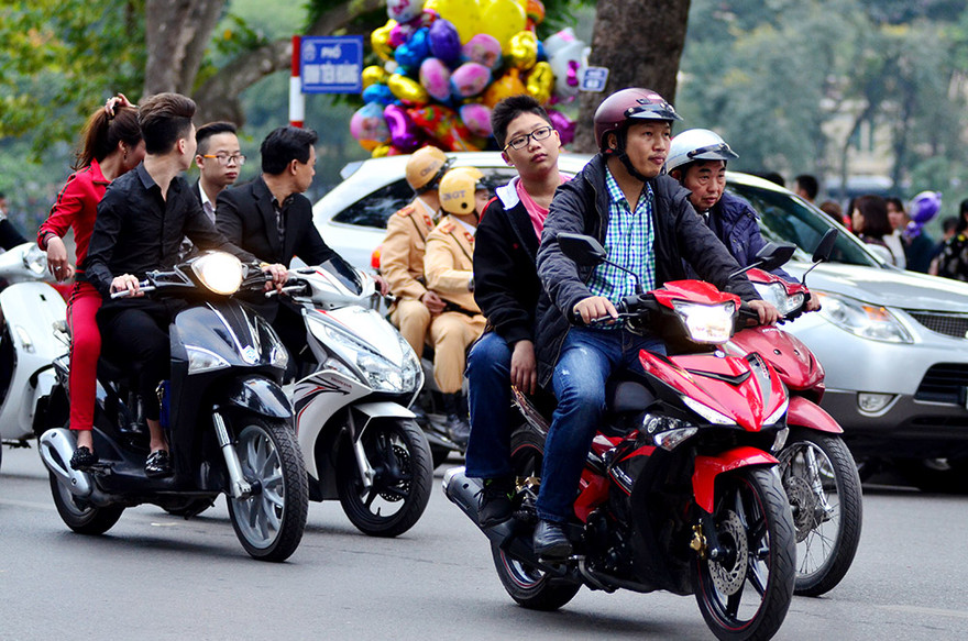 Phóng viên ghi nhận tình hình giao thông ở Thủ đô trong những ngày đầu năm Đinh Dậu, tình trạng người tham gia giao thông không đội mũ bảo hiểm, vượt đèn đỏ gia tăng.