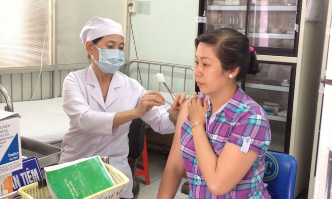 Chích ngừa bệnh dại tại Trung tâm Y tế dự phòng TPHCM.