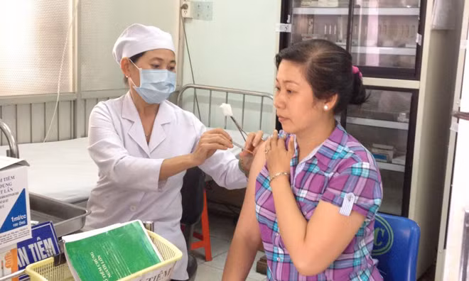 Chích ngừa bệnh dại tại Trung tâm Y tế dự phòng TPHCM.