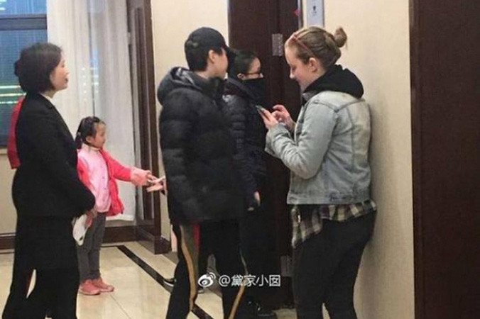 Châu Tấn đưa Đậu Tĩnh Đồng - con gái Vương Phi về quê nhà trong dịp Tết Nguyên đán.