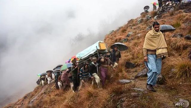 Người Pakistan khiêng quan tài của một dân thường thiệt mạng do các vụ giao tranh giữa Ấn Độ và Pakistan tại khu vực tranh chấp Kashmir (Ảnh: AFP)
