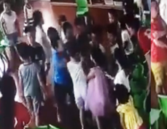 Cháu bé bị cả lớp mầm non xúm vào đánh hội đồng. Ảnh cắt từ clip