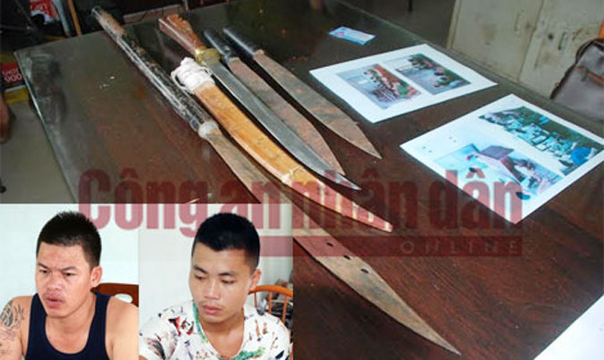 Hai trong 3 đối tượng bị bắt giữ và hung khí thu giữ tại nhà đối tượng.