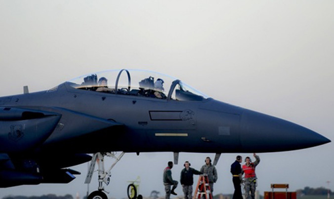 Một máy bay chiến đấu F-15E Mỹ chuẩn bị rời căn cứ Lakenheath của Không quân Hoàng gia Anh để tới căn cứ Incirlik, Thổ Nhĩ Kỳ, hồi năm ngoái. Ảnh: US Air Force.