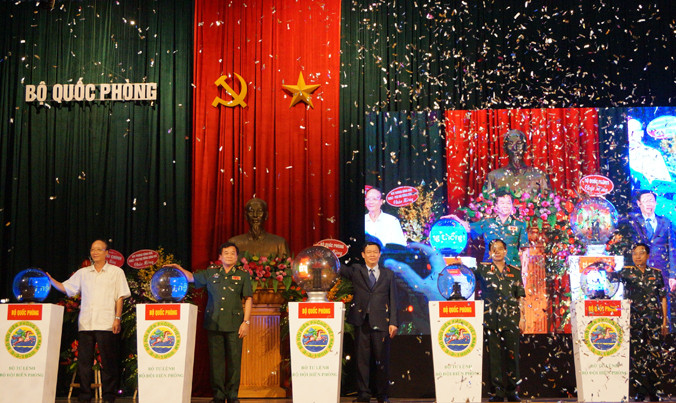 Phó Thủ tướng Vương Đình Huệ cùng lãnh đạo các bộ, ngành T.Ư nhấn nút khai trương kết nối chính thức Cổng thông tin một cửa BQP với Cổng thông tin một cửa quốc gia, sáng 21/7. Ảnh: Nguyễn Minh.