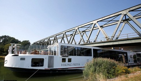 Cảnh sát cho biết buồng điều khiển của tàu Viking Freya có thể nâng lên, hạ xuống trong những trường hợp đi qua khu vực có gầm thấp. Khi đi qua cây cầu, các thuyền viên đã không kịp hạ buồng lái khiến vụ tai nạn xảy ra. Ảnh: Reuters.