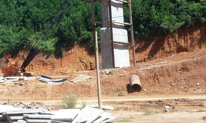 Công trình xây dựng giao thông đang triển khai tại xã Hương Lộc, huyện miền núi Nam Đông, tỉnh TT-Huế. Ảnh mang tính minh họa.