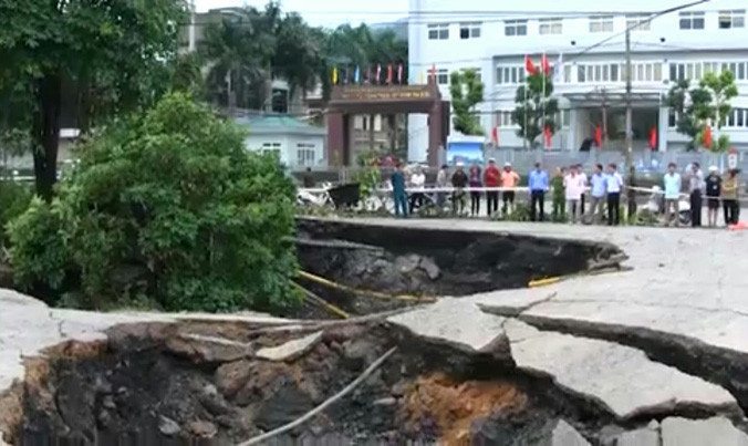 Hố tử thần "sinh đôi" xuất hiện tại Quảng Ninh.