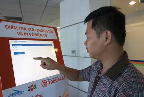 Hành khách có thể tự mua vé trên kios. Ảnh: Xuân Hoa.