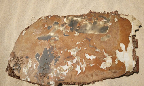 Một mảnh vỡ bị nghi thuộc về MH370. Ảnh: CNN.