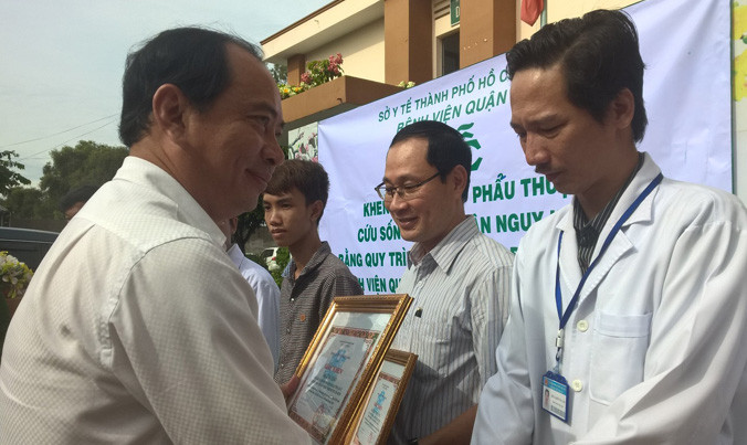 Lãnh đạo Sở Y tế TPHCM tặng bằng khen cho các bác sĩ đã tham gia cứu sống bệnh nhân.