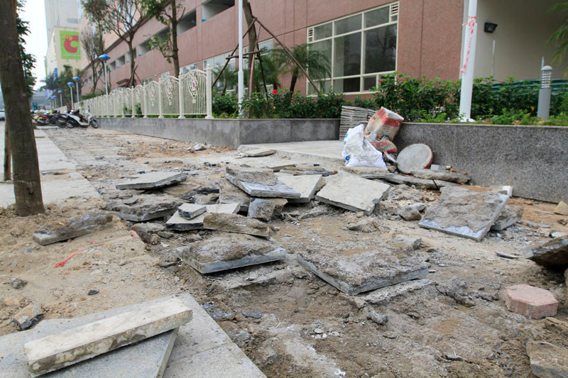 Vỉa hè lát đá 180 tỷ đồng phải lật lên làm lại