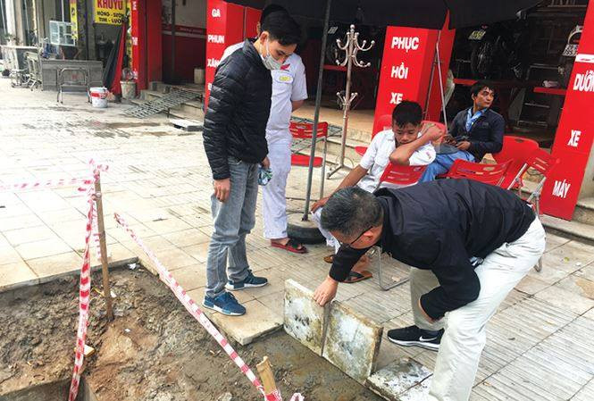 Chủ tịch Hà Nội khẳng định đá lát vỉa hè ở Hà Nội không đúng kích cỡ, độ dày. Ảnh: Trường Phong