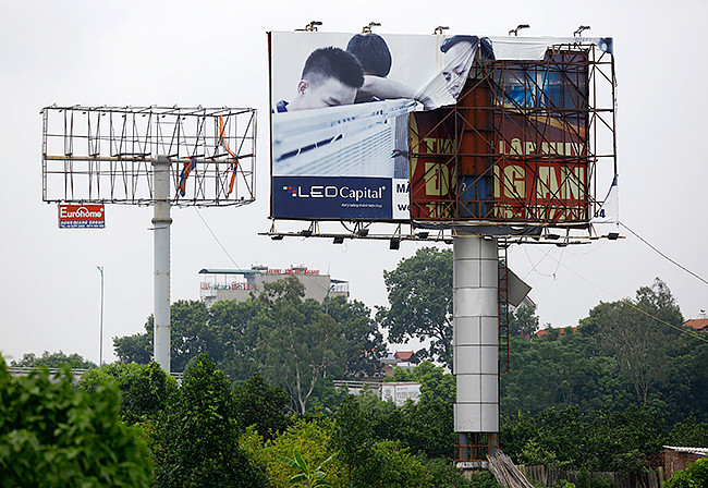 Biển quảng cáo tấm lớn: Siêu lợi nhuận và siêu... nhếch nhác