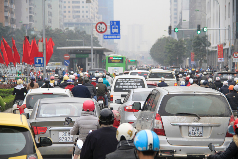 Buýt nhanh BRT bị 'bao vây', tạt đầu giờ cao điểm