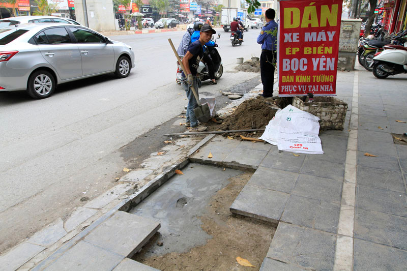 Vỉa hè phố Trần Phú (Hà Đông) sau một thời gian sử dụng đã phải bóc lên làm lại. Ảnh: Trường Phong