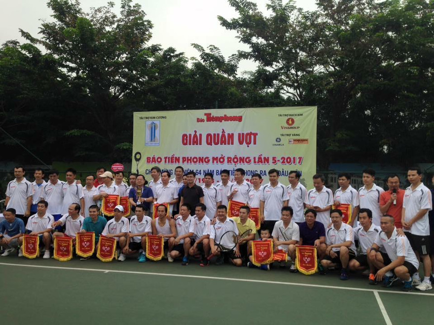 Sôi động giải tenis chào mừng 64 năm báo Tiền Phong ra số đầu tiên