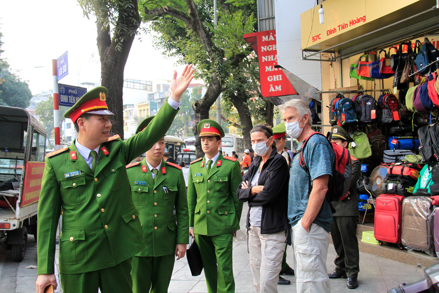 Hà Nội dẹp loạn vỉa hè: 'Các đồng chí mang thiếu biên bản à?'