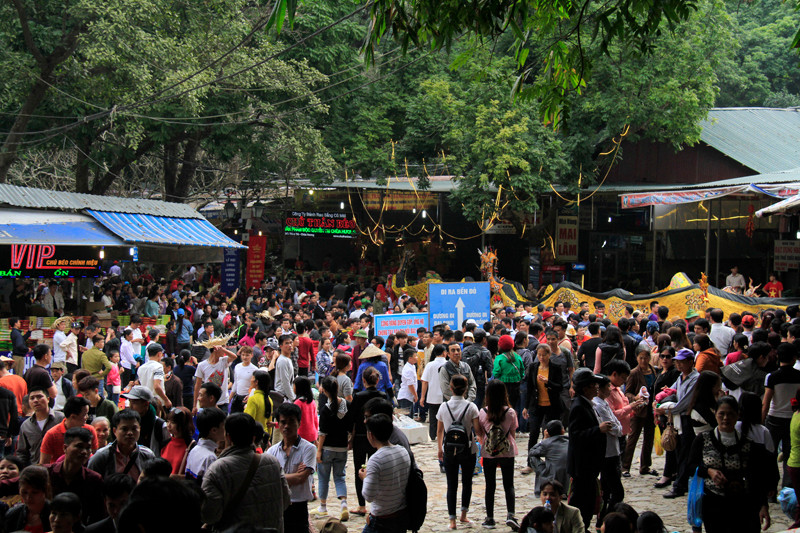 Biển người chen chân trẩy hội chùa Hương