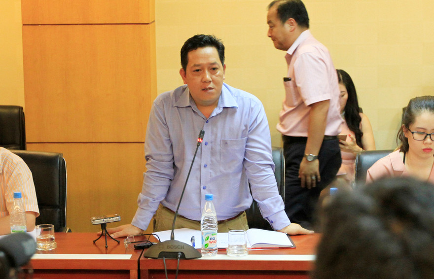 Ông Nguyễn Xuân Quang trả lời báo chí. Ảnh: Trường Phong