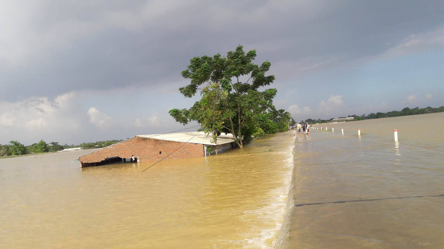 Nước lũ ngập nhiều ngôi nhà sau sự cố đê Bùi 2 ở xã Hoàng Văn Thụ (Chương Mỹ, Hà Nội)