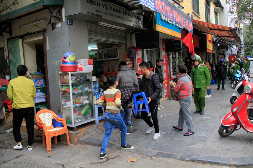 Hà Nội đang ra quân đồng loạt lấy lại vỉa hè cho người đi bộ. Ảnh: Trường Phong