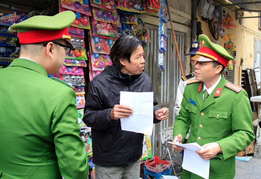 Ông Nguyễn Duy Linh (phố Chả Cá) bị lập biên bản, xử phạt 2 ngày liên tiếp vì tái chiếm vỉa hè. Ảnh: Trường Phong