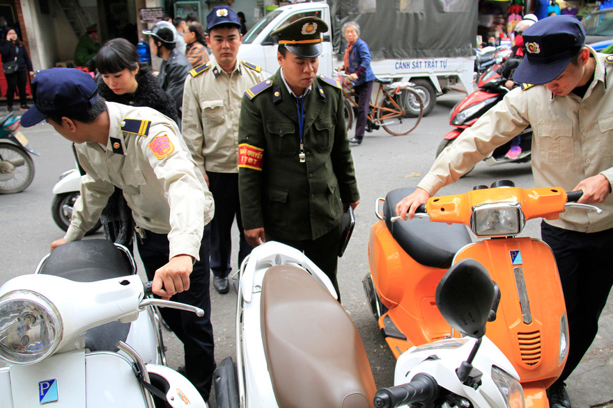 Phó Trưởng Công an quận Hoàn Kiếm trực tiếp chỉ đạo "lấy lại vỉa hè"