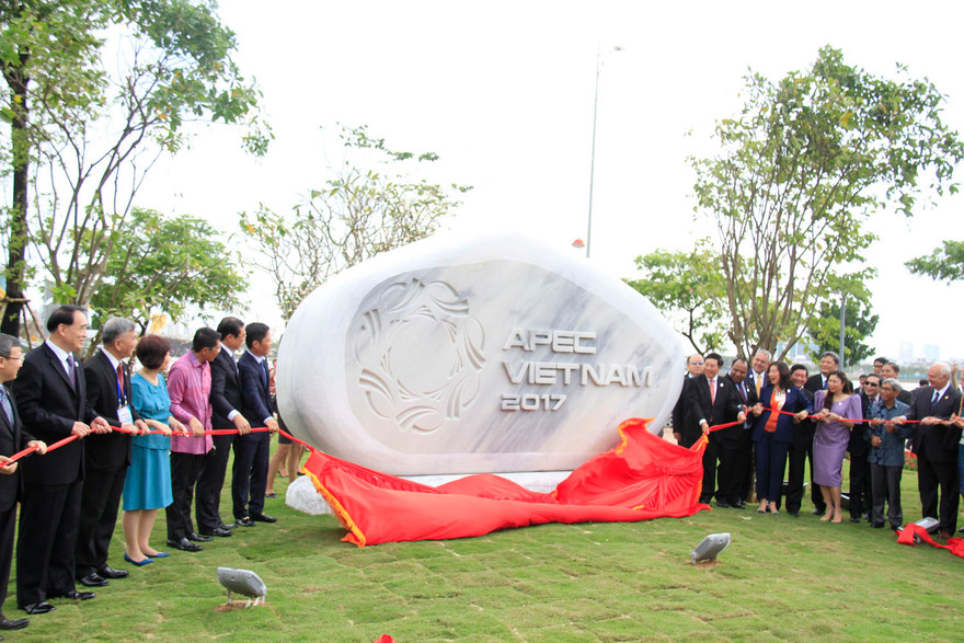 Phó Thủ tướng Phạm Bình Minh khai trương vườn tượng APEC 2017
