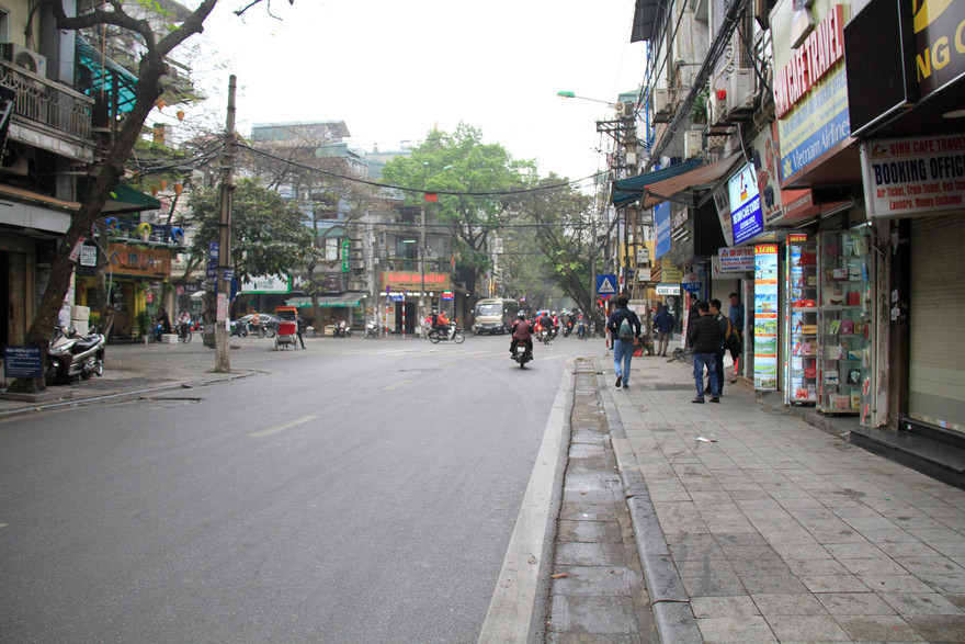 Người dân phổ cổ đồng tình với việc lấy lại vỉa hè, nhưng cần duy trì được lâu dài, hiệu quả. Ảnh: Trường Phong