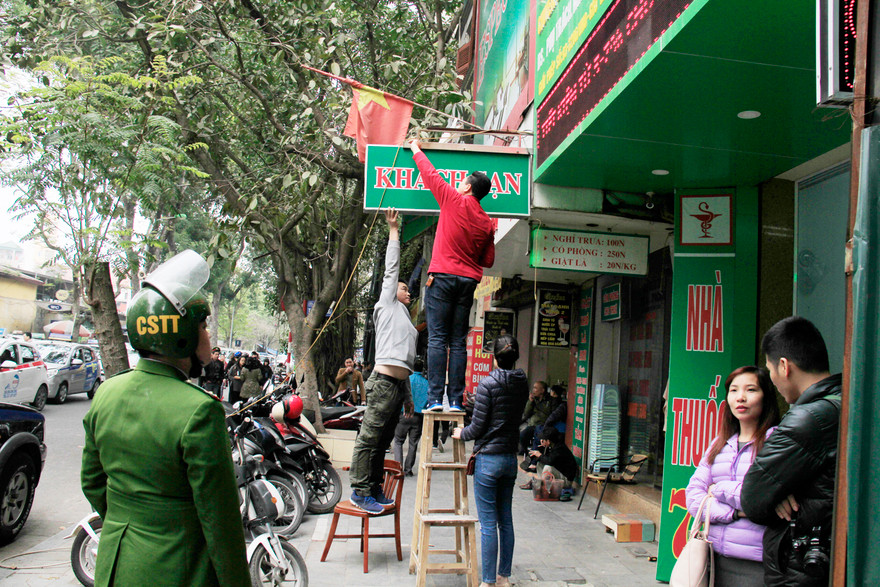 Hà Nội 'dẹp loạn' vỉa hè: Thu biển hiệu, dỡ lều trên phố