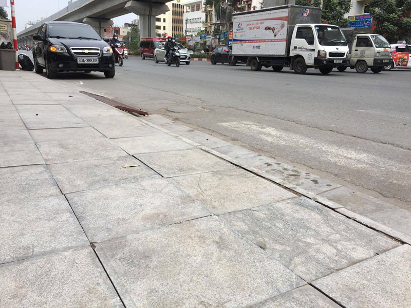 Các quận, huyện ở Hà Nội lát đá vỉa hè theo chỉ đạo của UBND thành phố. Ảnh: Trường Phong