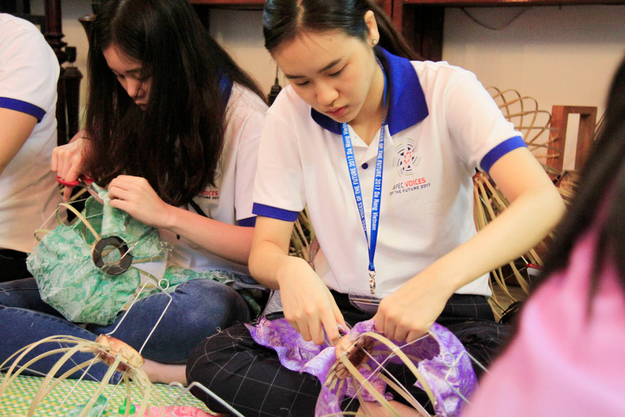 Nam thanh nữ tú APEC làm đèn lồng ở Hội An