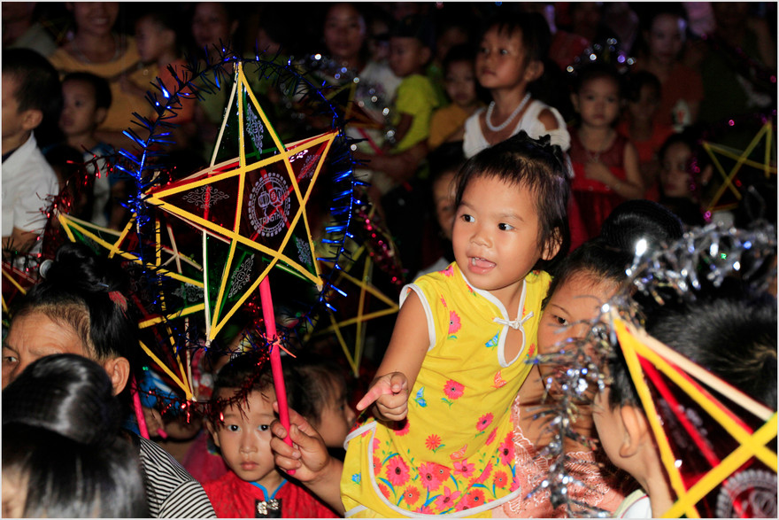 Trung thu tặng quà, khám bệnh cho trẻ em Yên Bái