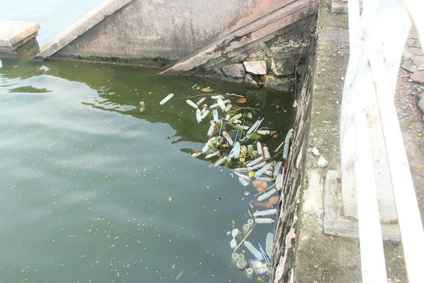 Hàng trăm chiếc bao cao su đã qua sử dụng nổi ở một góc hồ Tây vào trưa ngày 22/9. 