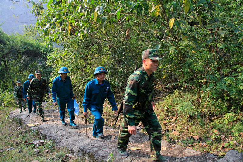 Những chiến sĩ biên phòng trên đường tuần tra bảo vệ cột mốc 108. Ảnh: Trường Phong